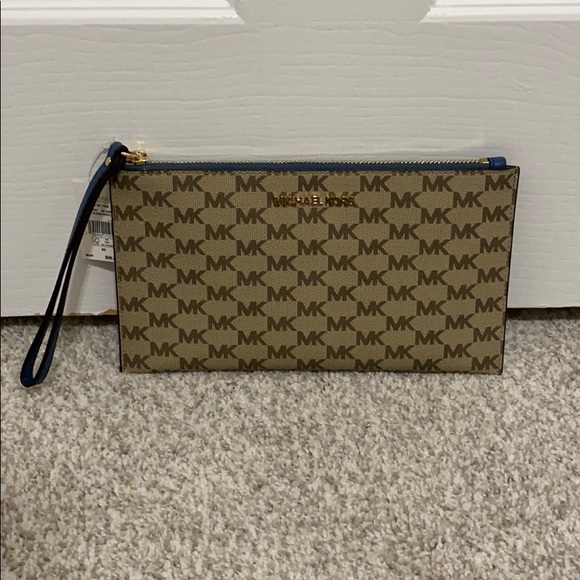 Michael Kors Handbags - NWT Michael Kors Large Jet Set Zip Wristlet